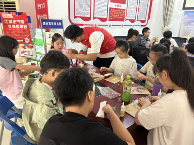 自然之美 指尖藝術(shù) 鏡湖區(qū)大礱坊街道康復(fù)路社區(qū)壓花書簽DIY活動(dòng)